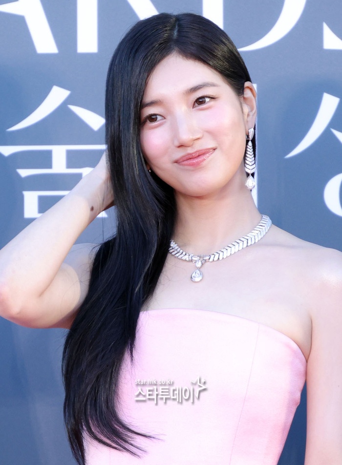 Đẹp bậc nhất Baeksang 2026 gọi t&ecirc;n Suzy: Nh&igrave;n bờ vai ngọc ng&agrave; l&agrave; thấy sang chảnh, soi đến cam thường mới hiểu sao được Lee Min Ho y&ecirc;u- Ảnh 7.