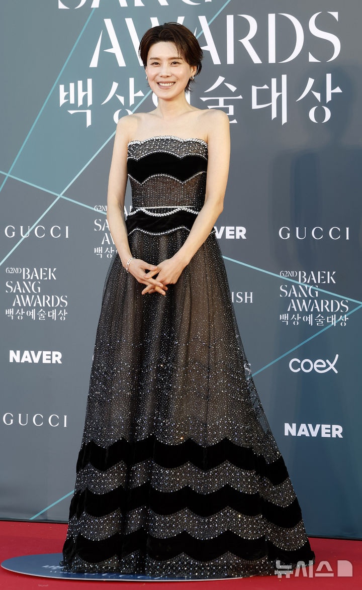 Tr&ugrave;m lố ở Baeksang 2026: 1 mỹ nh&acirc;n nhảy nh&oacute;t b&aacute; đạo tr&ecirc;n thảm đỏ, cả d&agrave;n sao hạng A s&aacute;p lại cũng xin nhường spotlight- Ảnh 5.