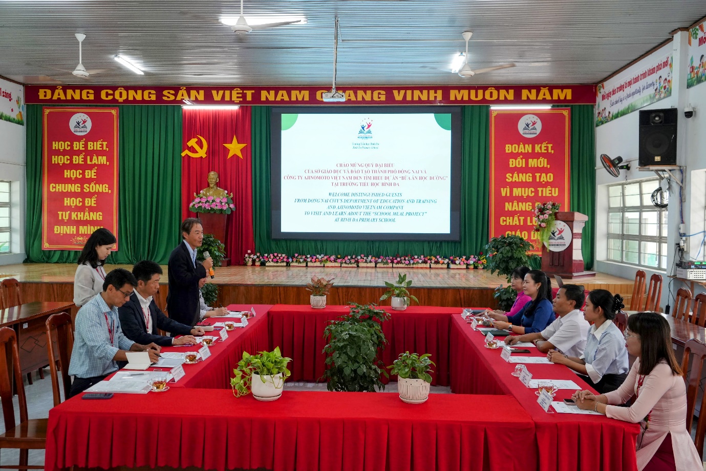 Tổng gi&aacute;m đốc Ajinomoto Việt Nam th&iacute;ch th&uacute; với bữa ăn học đường của học sinh Đồng Nai - Ảnh 2.