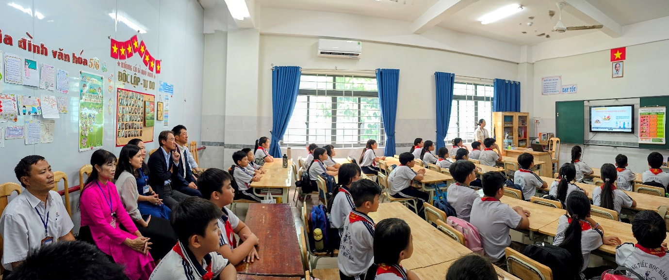 Tổng gi&aacute;m đốc Ajinomoto Việt Nam th&iacute;ch th&uacute; với bữa ăn học đường của học sinh Đồng Nai - Ảnh 3.