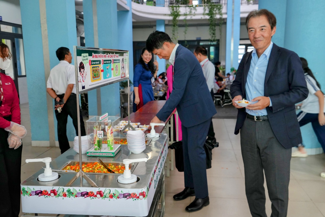 Tổng gi&aacute;m đốc Ajinomoto Việt Nam th&iacute;ch th&uacute; với bữa ăn học đường của học sinh Đồng Nai - Ảnh 4.