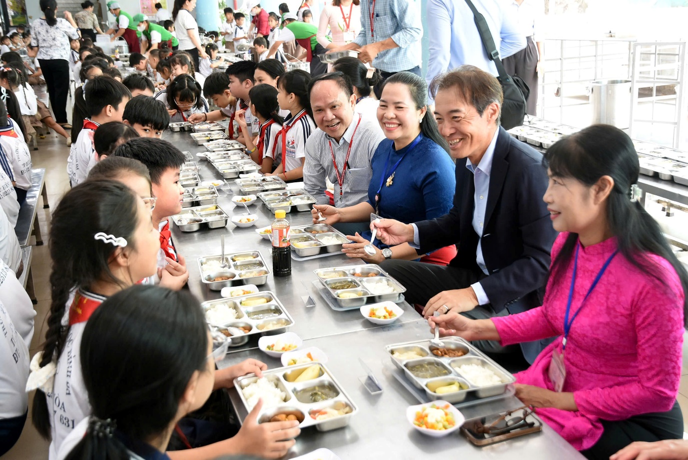 Tổng gi&aacute;m đốc Ajinomoto Việt Nam th&iacute;ch th&uacute; với bữa ăn học đường của học sinh Đồng Nai - Ảnh 5.