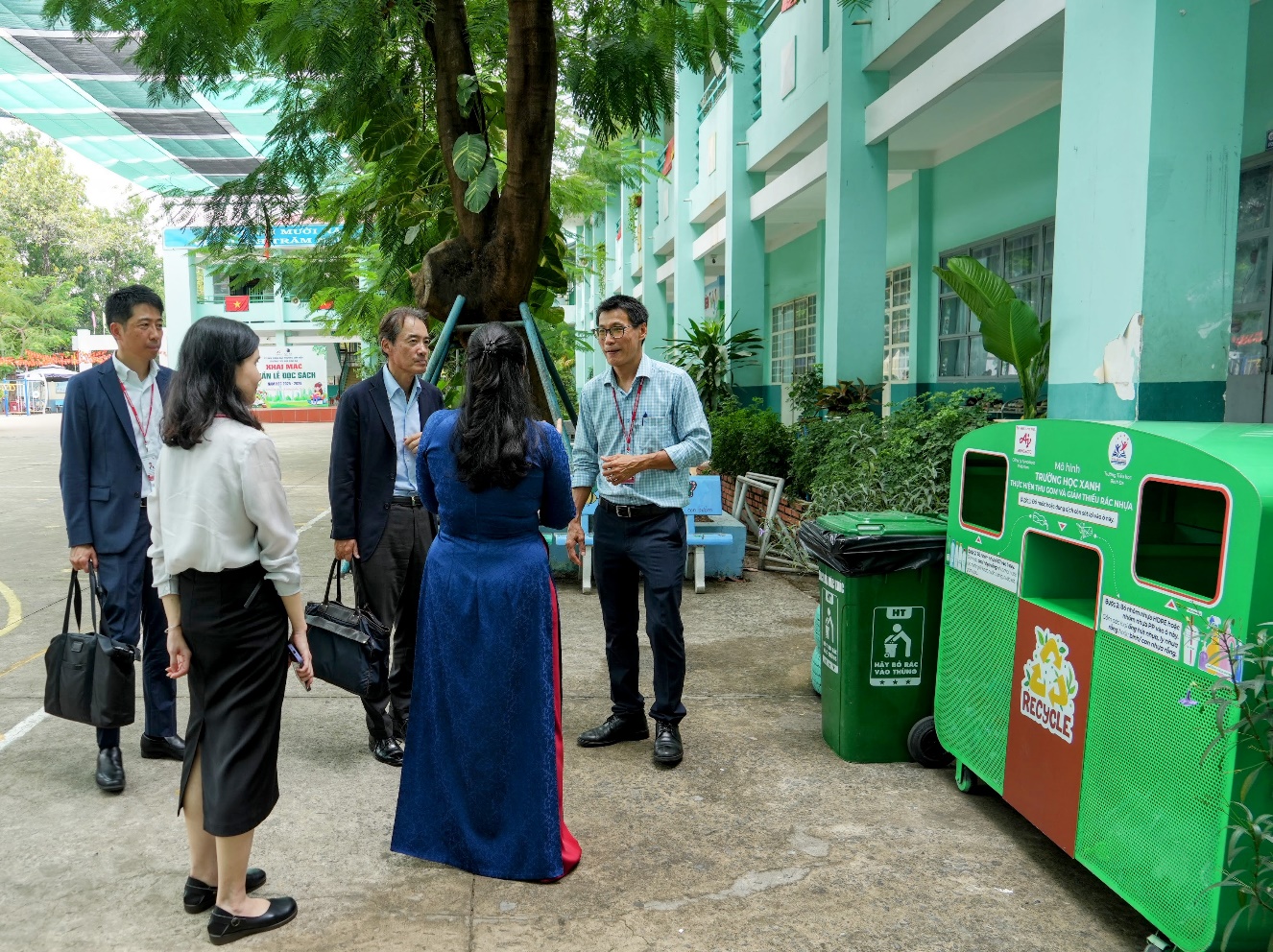 Tổng gi&aacute;m đốc Ajinomoto Việt Nam th&iacute;ch th&uacute; với bữa ăn học đường của học sinh Đồng Nai - Ảnh 7.