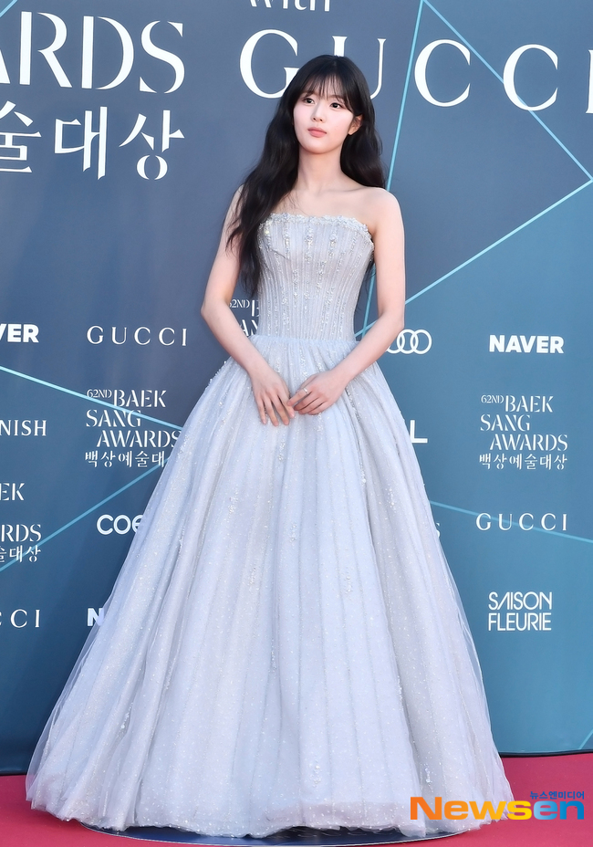 Si&ecirc;u thảm đỏ Baeksang 2026: 1 mỹ nh&acirc;n hở bạo &aacute;t cả Son Ye Jin - Yoona, Suzy xứng danh nữ thần - Ảnh 43.