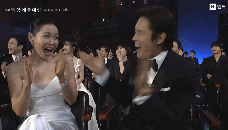 Viral nhất Baeksang 2026: Lee Byung Hun tỏ th&aacute;i độ khi Son Ye Jin thắng giải thưởng lớn- Ảnh 2.