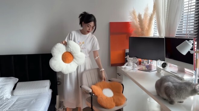 Mỹ nh&acirc;n showbiz kết h&ocirc;n với mối t&igrave;nh đầu: Ở chung cư đẹp như mộng, lại được "chồng so&aacute;i ca" tặng biệt thự view hồ si&ecirc;u đẳng cấp- Ảnh 16.