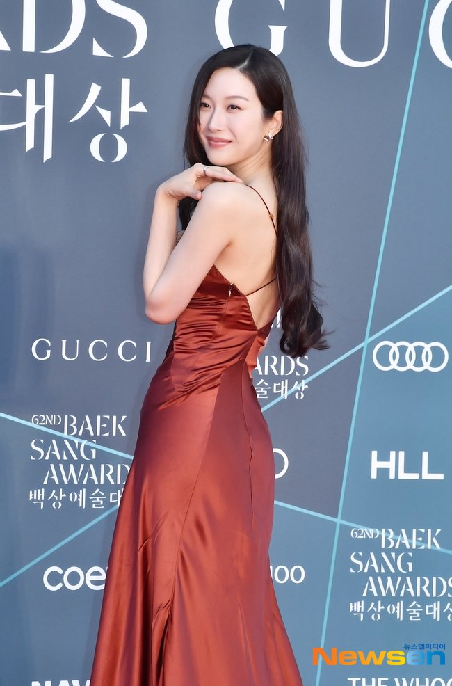 Mỹ nh&acirc;n đẹp nhất Baeksang 2026 đ&acirc;y rồi: Visual s&aacute;ng hơn cả mặt trời giữa trưa, body mướt mượt kh&ocirc;ng ai cưỡng nổi- Ảnh 8.