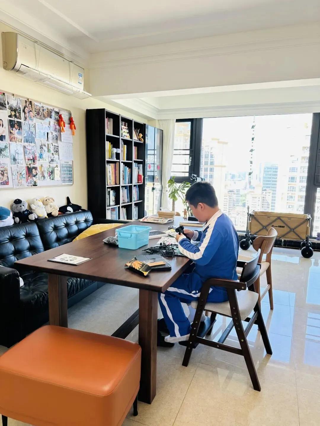 Bỏ sofa, đặt &ldquo;b&agrave;n d&agrave;i&rdquo; giữa ph&ograve;ng kh&aacute;ch: L&yacute; thuyết th&igrave; hay nhưng kh&ocirc;ng phải ai "bắt trend" cũng được- Ảnh 3.