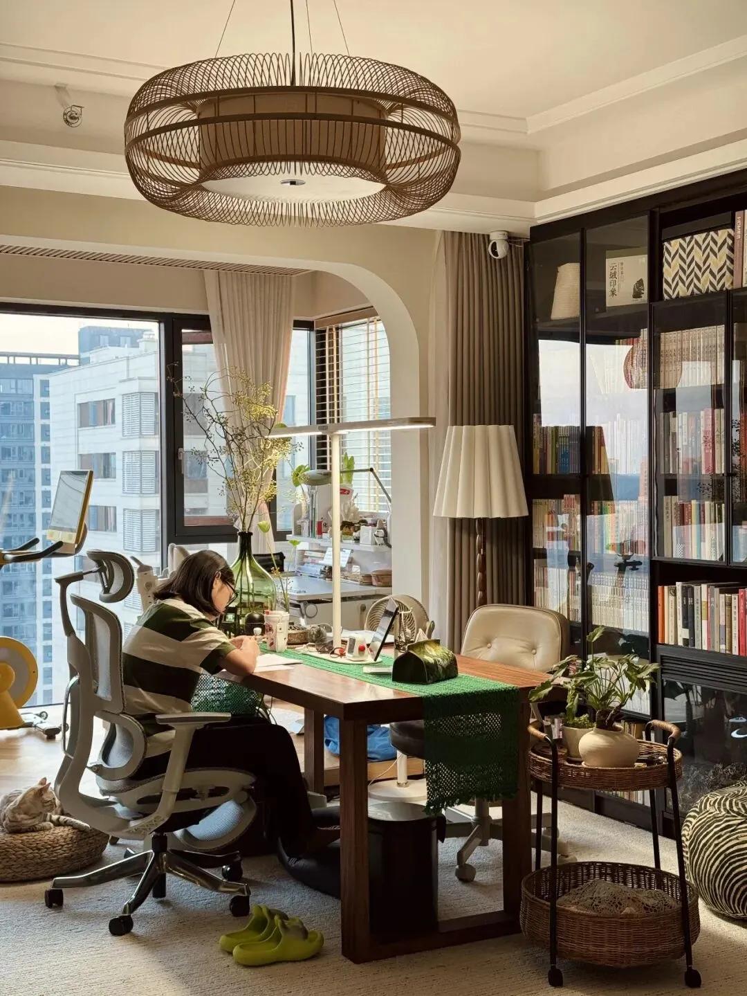 Bỏ sofa, đặt &ldquo;b&agrave;n d&agrave;i&rdquo; giữa ph&ograve;ng kh&aacute;ch: L&yacute; thuyết th&igrave; hay nhưng kh&ocirc;ng phải ai "bắt trend" cũng được- Ảnh 6.