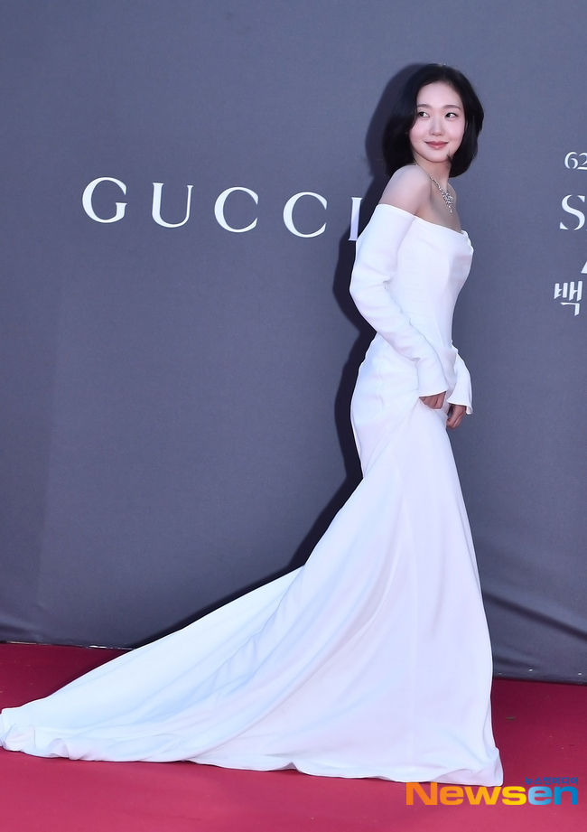 Tưởng Yoona v&agrave; Suzy l&agrave; mỹ nh&acirc;n đẹp nhất Baeksang, ai ngờ đ&acirc;u c&ograve;n c&oacute; người xuất sắc hơn, fan được dịp rửa mắt- Ảnh 1.