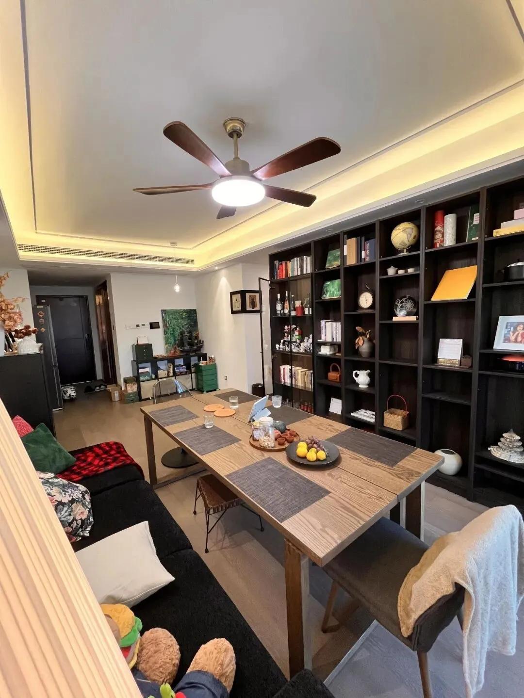 Bỏ sofa, đặt &ldquo;b&agrave;n d&agrave;i&rdquo; giữa ph&ograve;ng kh&aacute;ch: L&yacute; thuyết th&igrave; hay nhưng kh&ocirc;ng phải ai "bắt trend" cũng được- Ảnh 1.