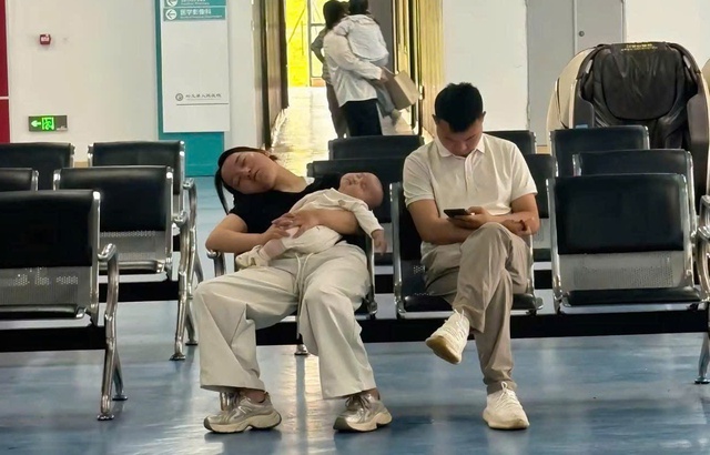 Bức ảnh ở h&agrave;nh lang bệnh viện đang viral: Bạn c&oacute; chọn đ&uacute;ng bố cho con hay kh&ocirc;ng? Cứ nh&igrave;n những lần con c&aacute;i đau ốm th&igrave; sẽ r&otilde;!- Ảnh 1.