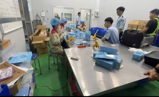 Kh&aacute;m x&eacute;t c&ocirc;ng ty, khởi tố Gi&aacute;m đốc sản xuất c&agrave; ph&ecirc; muối Vũ Thị Hương SN 1974 - Ảnh 2.