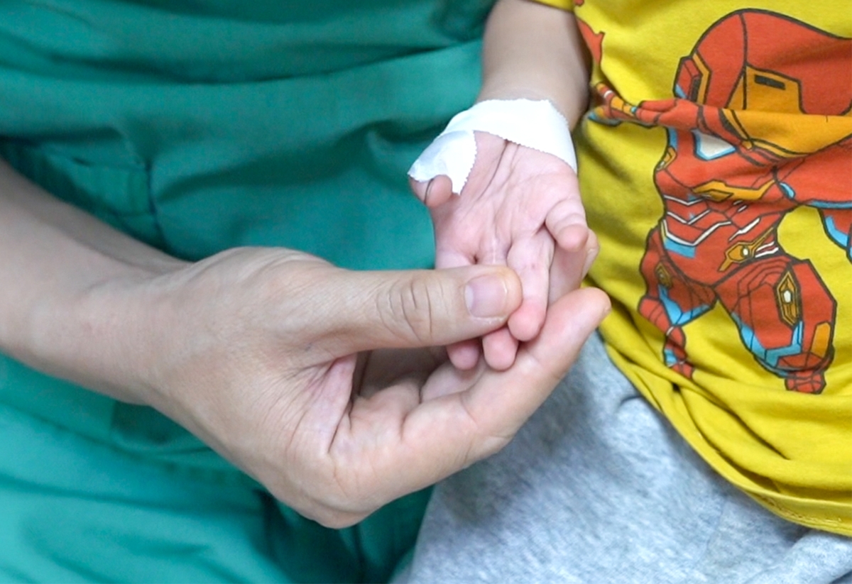 Hơn cả ki&ecirc;n cường: H&agrave;nh tr&igrave;nh của người mẹ "th&eacute;p" mang tam thai tự nhi&ecirc;n qua từng kh&uacute;c cua sinh tử - Ảnh 2.