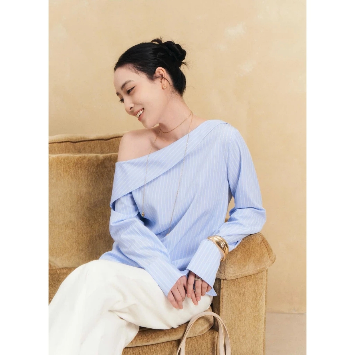 Kiểu &aacute;o m&ugrave;a h&egrave; khiến xương quai xanh trở th&agrave;nh điểm nhấn đắt gi&aacute; nhất outfit - Ảnh 8.