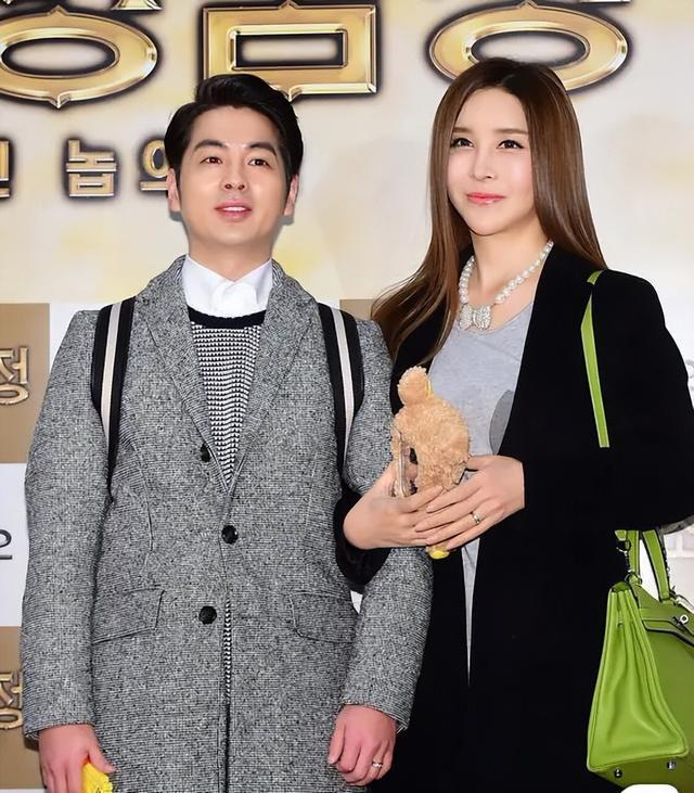 "Mỹ nh&acirc;n chuyển giới đẹp nhất showbiz" gặp cảnh thảm: Bị chồng chủ tịch bỏ rơi v&igrave; gh&eacute;p tử cung thất bại, giờ xuống cấp như b&agrave; l&atilde;o 80 tuổi- Ảnh 9.