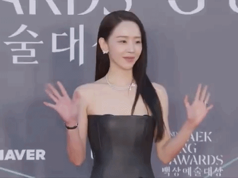 Một mỹ nh&acirc;n xinh đẹp l&acirc;m cảnh kh&oacute; xử tr&ecirc;n thảm đỏ Baeksang, được khen ngời v&igrave; gương mặt kh&ocirc;ng ch&uacute;t biến sắc- Ảnh 2.