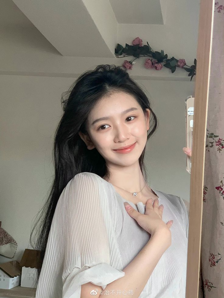 Chi&ecirc;u dưỡng t&oacute;c đen mượt, giảm t&oacute;c bạc của "tỷ tỷ xứ Trung": Mỗi ng&agrave;y chải t&oacute;c 5 ph&uacute;t với 2 loại lược- Ảnh 1.