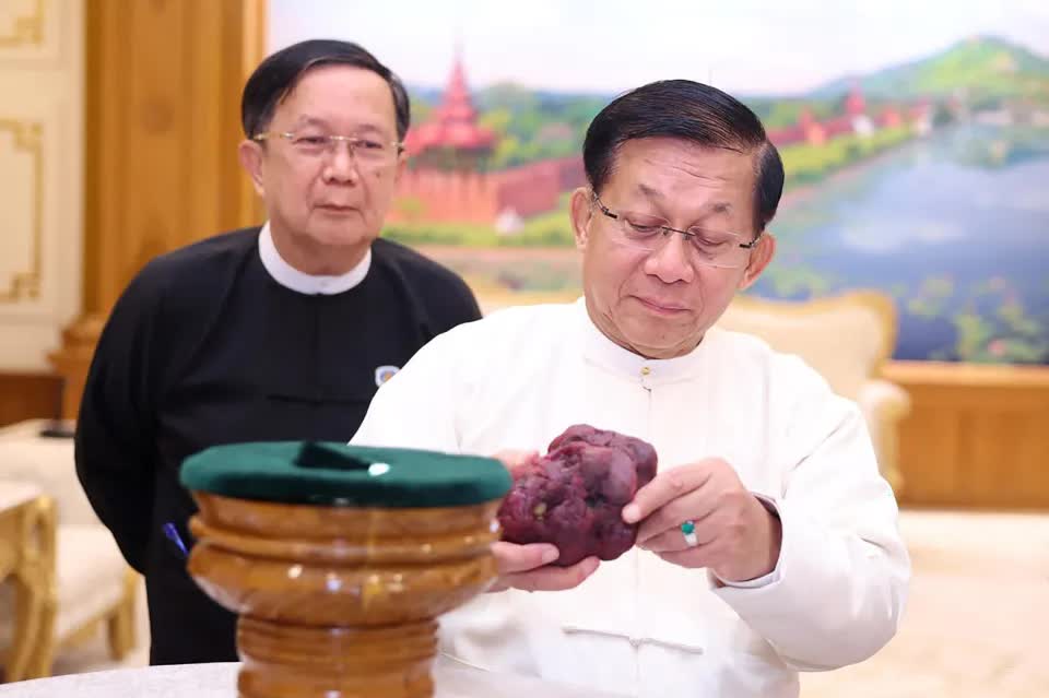 Myanmar t&igrave;m được vi&ecirc;n hồng ngọc hơn 2kg, Tổng thống c&ugrave;ng nội c&aacute;c phải kiểm tra tận mắt- Ảnh 2.