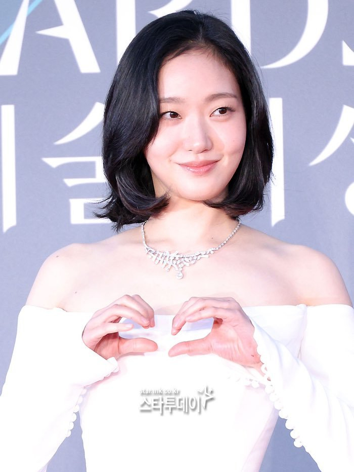 Tưởng Yoona v&agrave; Suzy l&agrave; mỹ nh&acirc;n đẹp nhất Baeksang, ai ngờ đ&acirc;u c&ograve;n c&oacute; người xuất sắc hơn, fan được dịp rửa mắt- Ảnh 7.