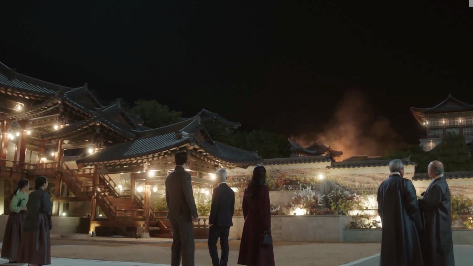 Perfect Crown tập 10: Byeon Woo Seok gi&agrave;nh lại ng&ocirc;i vua, IU lao v&agrave;o biển lửa cứu chồng- Ảnh 4.