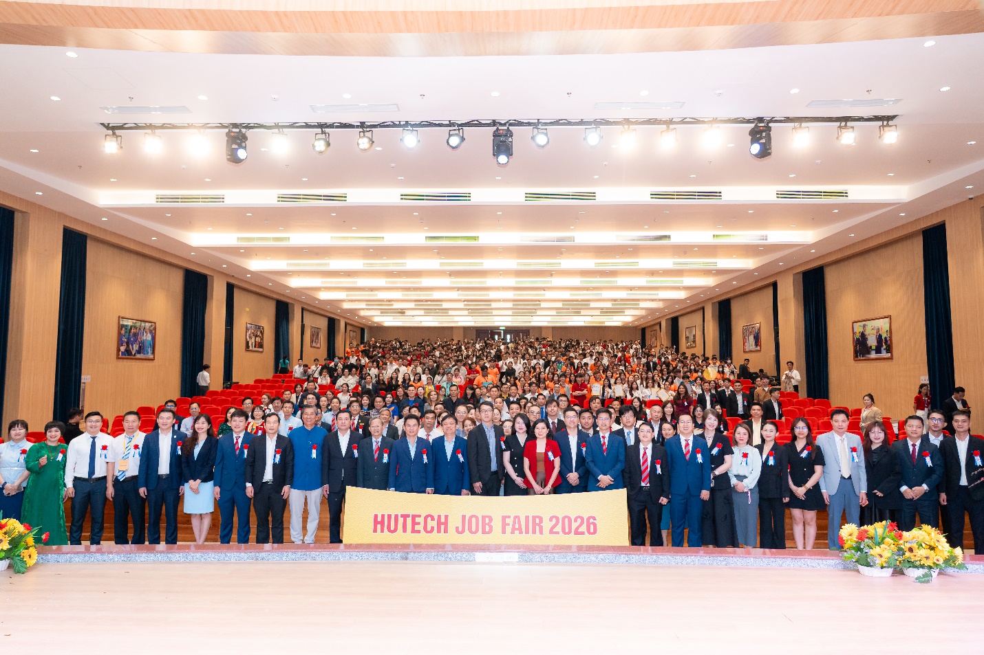 179 doanh nghiệp đồng h&agrave;nh, HUTECH Job Fair 2026 th&agrave;nh điểm hẹn tuyển dụng quy m&ocirc; lớn - Ảnh 1.