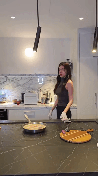 Mỹ nh&acirc;n showbiz cưới chồng T&acirc;y hơn 10 tuổi: Đằng g&aacute;i chủ động cầu h&ocirc;n, được chồng cưng như trứng mỏng, sống chill trong căn hộ hạng sang- Ảnh 8.
