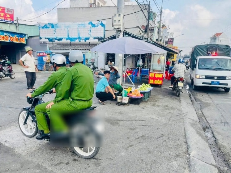 Một Đại &uacute;y c&ocirc;ng an bị hạ bậc thi đua sau bức ảnh phản &aacute;nh của người d&acirc;n- Ảnh 1.