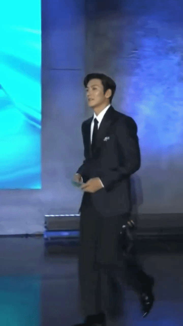 Tổng t&agrave;i 39 tuổi chỉ cần 60 gi&acirc;y ở Baeksang để ngang tr&igrave;nh Hyun Bin, khiến Lee Min Ho tụt th&ecirc;m hạng- Ảnh 2.