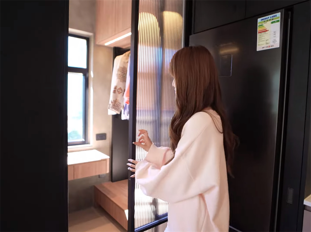 Cặp vợ chồng cải tạo căn hộ 24m&sup2; với 7 cửa sổ: Đổi chỗ bếp v&agrave; nh&agrave; tắm, bỏ lu&ocirc;n sofa m&agrave; nh&agrave; vẫn tho&aacute;ng bất ngờ- Ảnh 14.