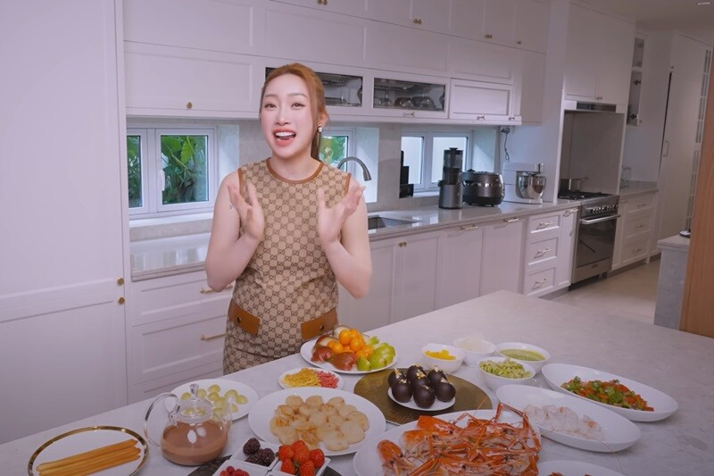 Nam nghệ sĩ Việt kết h&ocirc;n với vợ đại gia k&eacute;m 16 tuổi: Sở hữu biệt thự s&acirc;n vườn ho&agrave;nh tr&aacute;ng, đẹp như resort 5*- Ảnh 9.