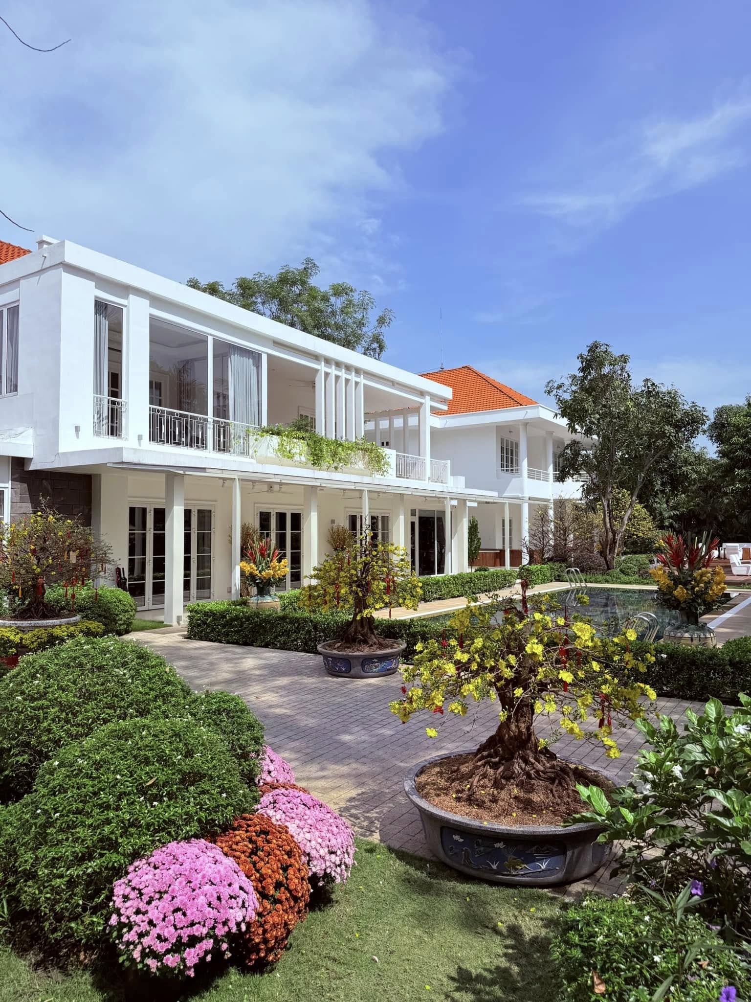 Nam nghệ sĩ Việt kết h&ocirc;n với vợ đại gia k&eacute;m 16 tuổi: Sở hữu biệt thự s&acirc;n vườn ho&agrave;nh tr&aacute;ng, đẹp như resort 5*- Ảnh 3.