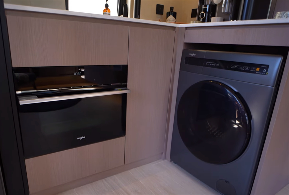 Cặp vợ chồng cải tạo căn hộ 24m&sup2; với 7 cửa sổ: Đổi chỗ bếp v&agrave; nh&agrave; tắm, bỏ lu&ocirc;n sofa m&agrave; nh&agrave; vẫn tho&aacute;ng bất ngờ- Ảnh 2.