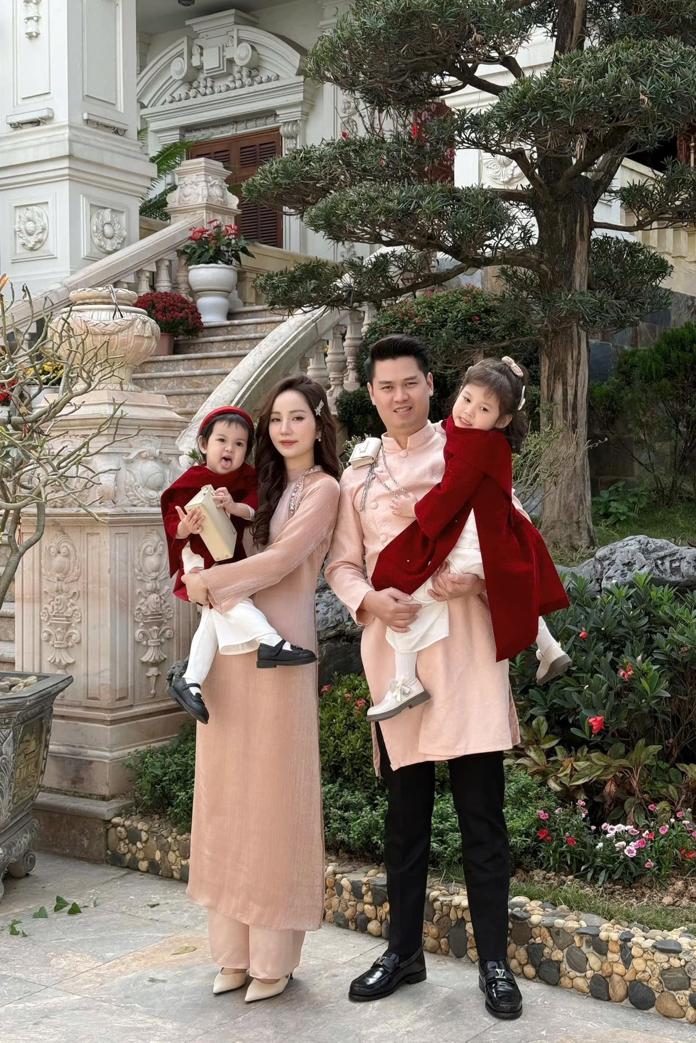 "Ph&uacute; b&agrave;" 34 tuổi trẻ đẹp như g&aacute;i 18: Được chồng y&ecirc;u chiều, sống cuộc đời xa hoa trong dinh thự S&agrave;i th&agrave;nh lộng lẫy- Ảnh 4.