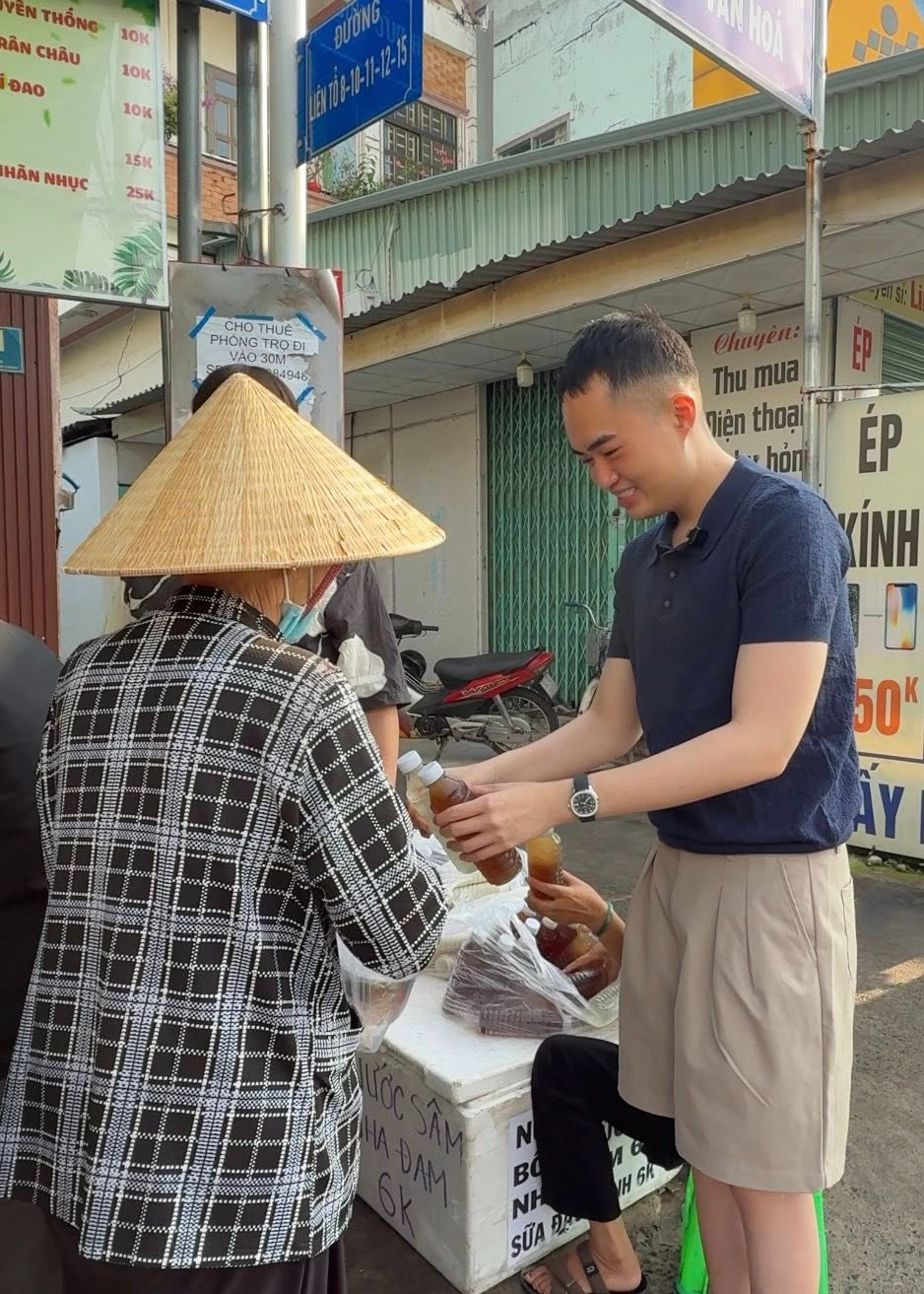 Kh&aacute;ch T&acirc;y đến Việt Nam, từ chối chụp ảnh với ch&agrave;ng trai t&igrave;nh cờ gặp ở g&aacute;nh h&agrave;ng rong: Biết ra danh t&iacute;nh th&igrave; bất ngờ- Ảnh 4.