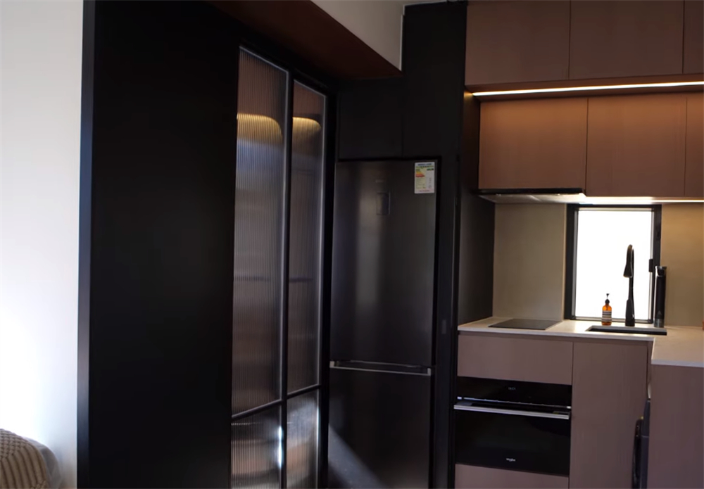 Cặp vợ chồng cải tạo căn hộ 24m&sup2; với 7 cửa sổ: Đổi chỗ bếp v&agrave; nh&agrave; tắm, bỏ lu&ocirc;n sofa m&agrave; nh&agrave; vẫn tho&aacute;ng bất ngờ- Ảnh 13.
