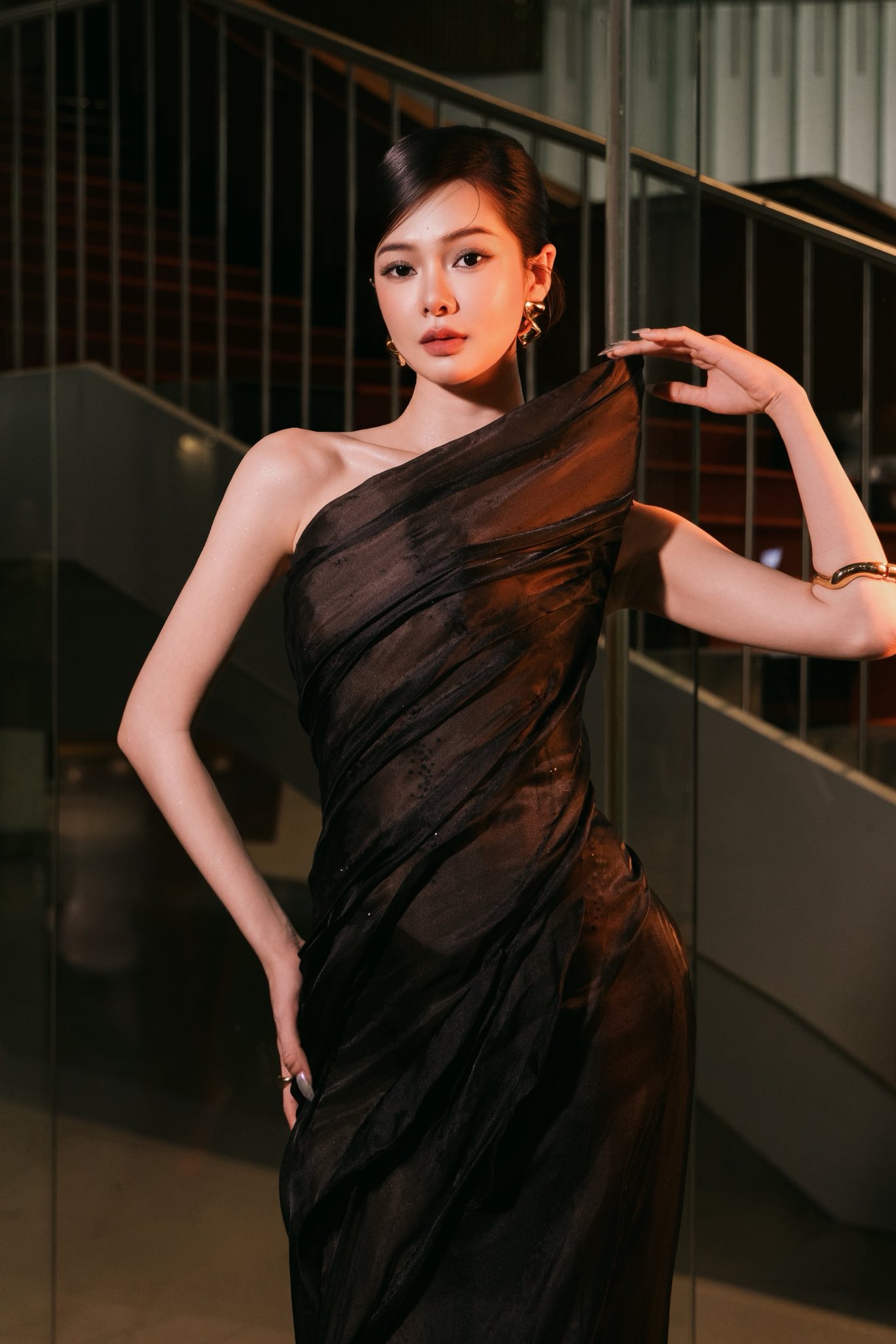 T&oacute;m d&iacute;nh cặp đ&ocirc;i nhạc sĩ - diễn vi&ecirc;n Vbiz nắm tay nhau quấn qu&yacute;t kh&ocirc;ng rời, từ đằng sau đ&atilde; thấy t&igrave;nh ph&aacute;t hờn- Ảnh 4.