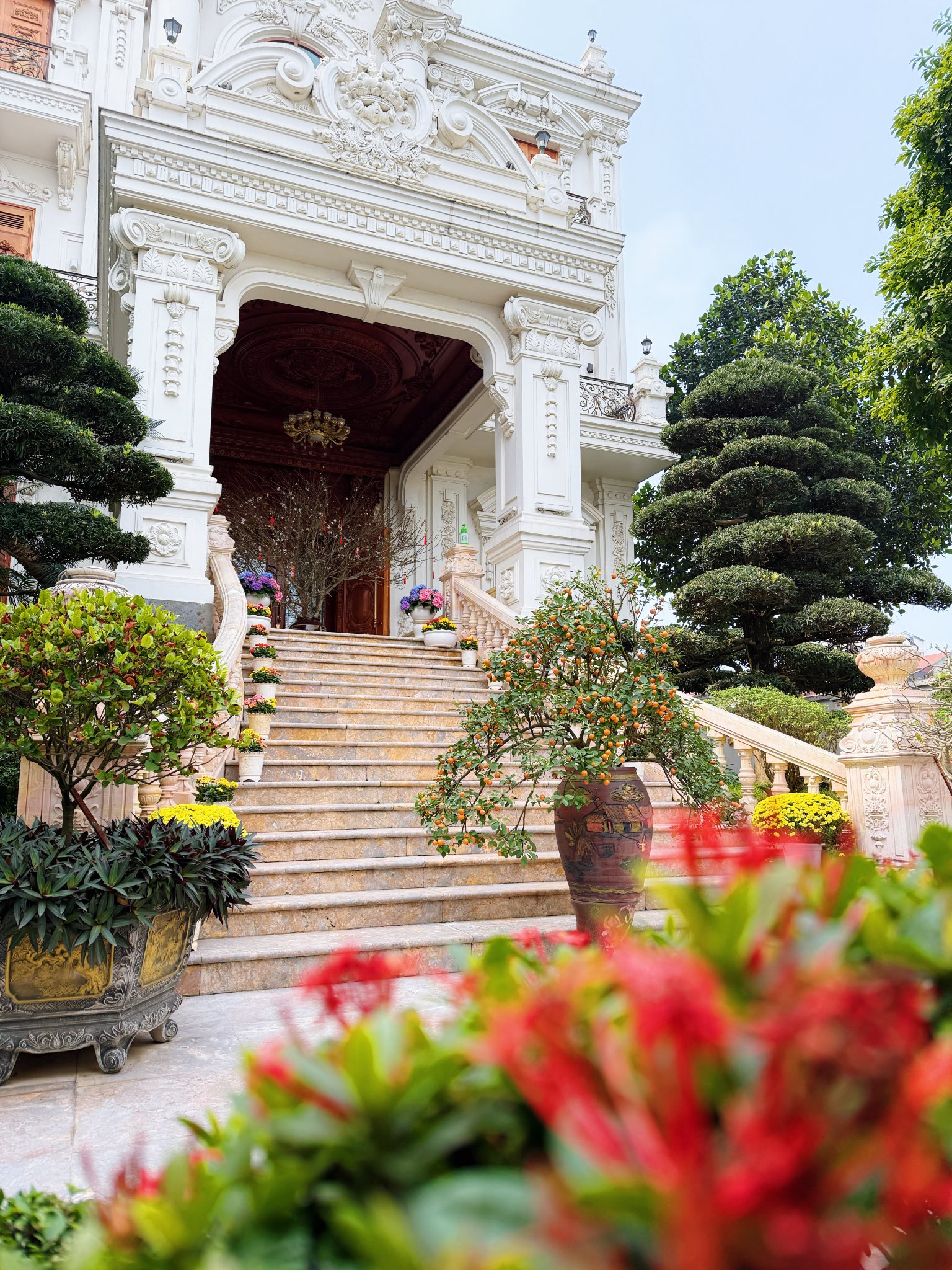 "Ph&uacute; b&agrave;" 34 tuổi trẻ đẹp như g&aacute;i 18: Được chồng y&ecirc;u chiều, sống cuộc đời xa hoa trong dinh thự S&agrave;i th&agrave;nh lộng lẫy- Ảnh 2.