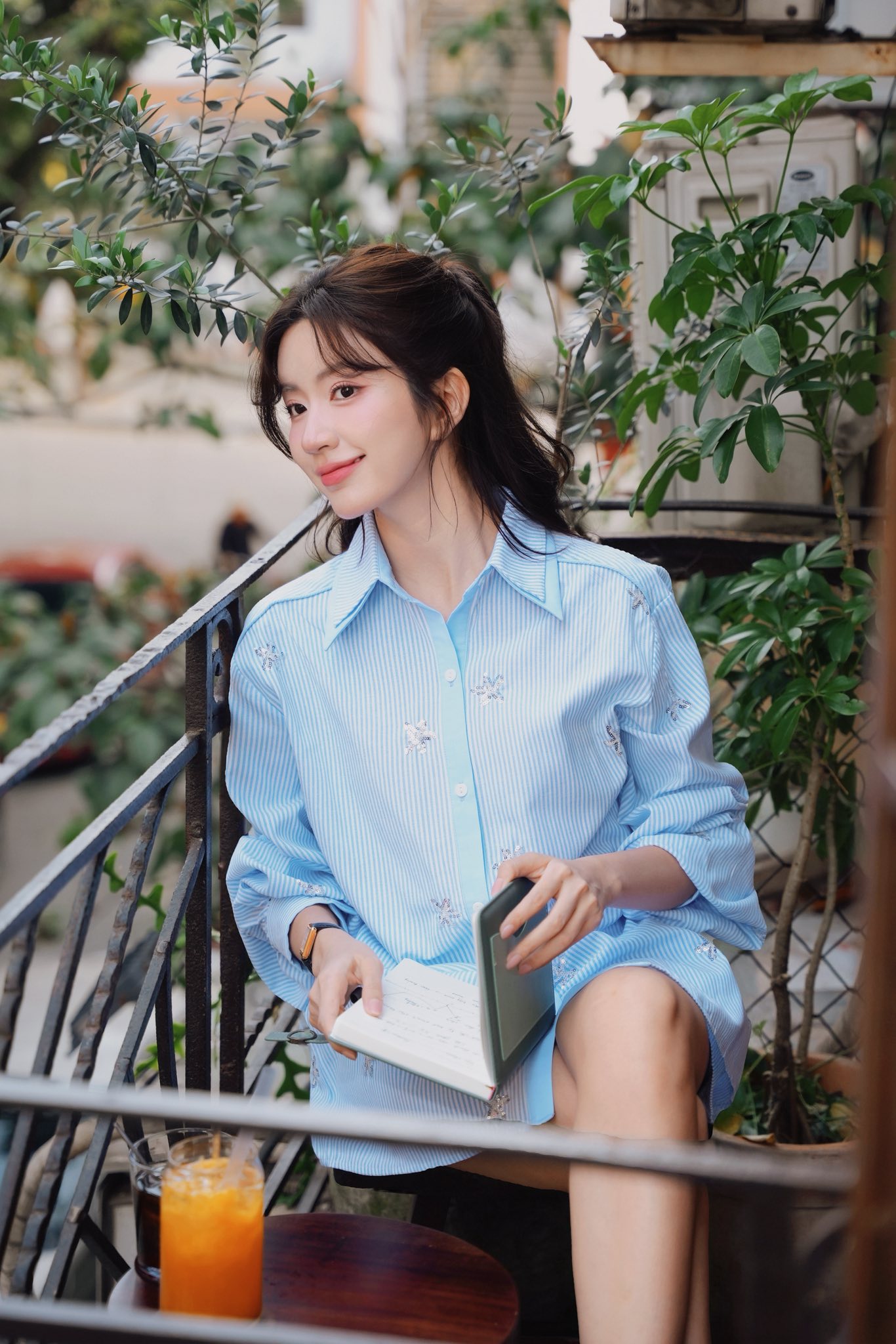 Phát hiện nữ diễn viên phim giờ vàng đẹp vô thực: Visual khi "tắt app" vẫn sáng bừng, hé lộ danh tính chồng kém 1 tuổi- Ảnh 3. Phát hiện nữ diễn viên phim giờ vàng đẹp vô thực: Visual khi "tắt app" vẫn sáng bừng, hé lộ danh tính chồng kém 1 tuổi- Ảnh 3.