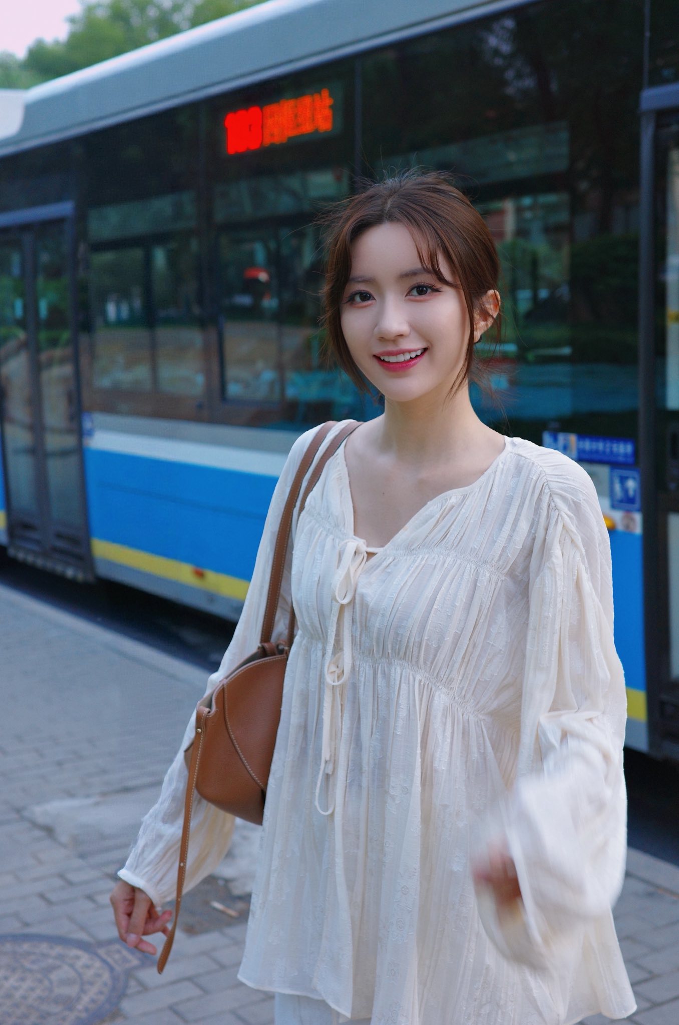 Phát hiện nữ diễn viên phim giờ vàng đẹp vô thực: Visual khi "tắt app" vẫn sáng bừng, hé lộ danh tính chồng kém 1 tuổi- Ảnh 4. Phát hiện nữ diễn viên phim giờ vàng đẹp vô thực: Visual khi "tắt app" vẫn sáng bừng, hé lộ danh tính chồng kém 1 tuổi- Ảnh 4.