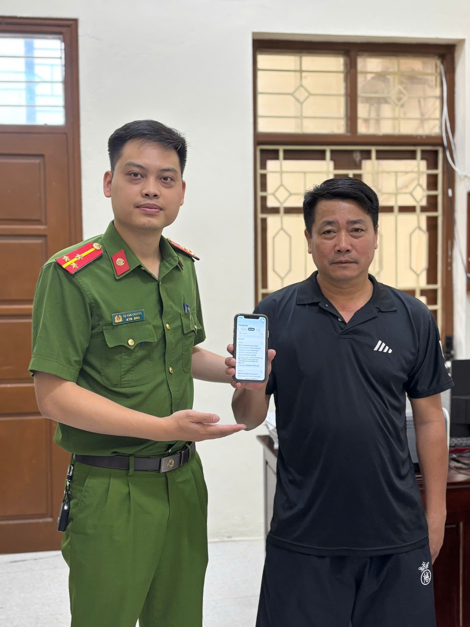 Chuyển khoản th&agrave;nh c&ocirc;ng 404,2 triệu đồng từ ng&acirc;n h&agrave;ng VietinBank sang MBBank, người đ&agrave;n &ocirc;ng SN 1974 phải tr&igrave;nh b&aacute;o c&ocirc;ng an- Ảnh 1.