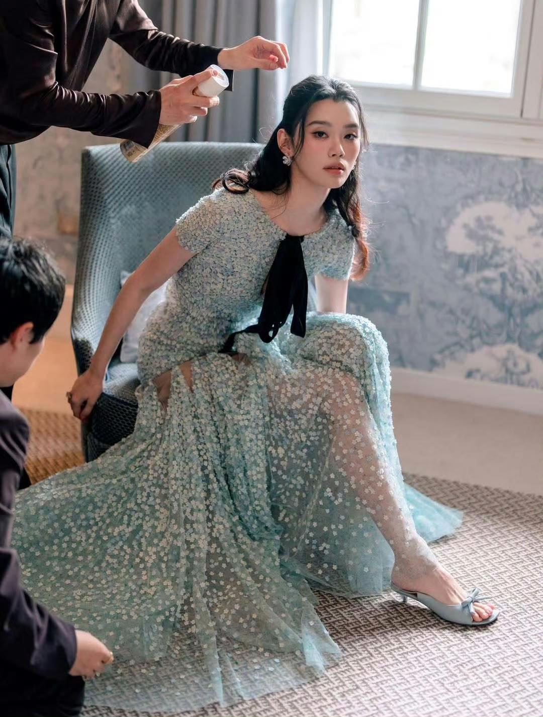 Trước giờ G đám cưới hào môn chấn động showbiz: Cô dâu "thiên thần" đeo 103 carat kim cương, nghe báo giá 180 tỷ ai nấy đều choáng váng- Ảnh 1. Trước giờ G đám cưới hào môn chấn động showbiz: Cô dâu "thiên thần" đeo 103 carat kim cương, nghe báo giá 180 tỷ ai nấy đều choáng váng- Ảnh 1.