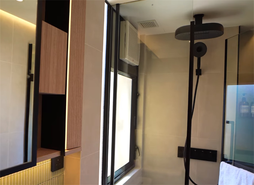 Cặp vợ chồng cải tạo căn hộ 24m&sup2; với 7 cửa sổ: Đổi chỗ bếp v&agrave; nh&agrave; tắm, bỏ lu&ocirc;n sofa m&agrave; nh&agrave; vẫn tho&aacute;ng bất ngờ- Ảnh 15.