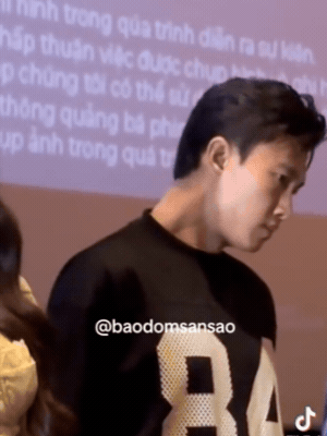 Quốc Trường bị soi biểu hiện lạ giữa sự kiện, chuyện g&igrave; xảy ra m&agrave; phải đ&iacute;nh ch&iacute;nh vội? - Ảnh 2.