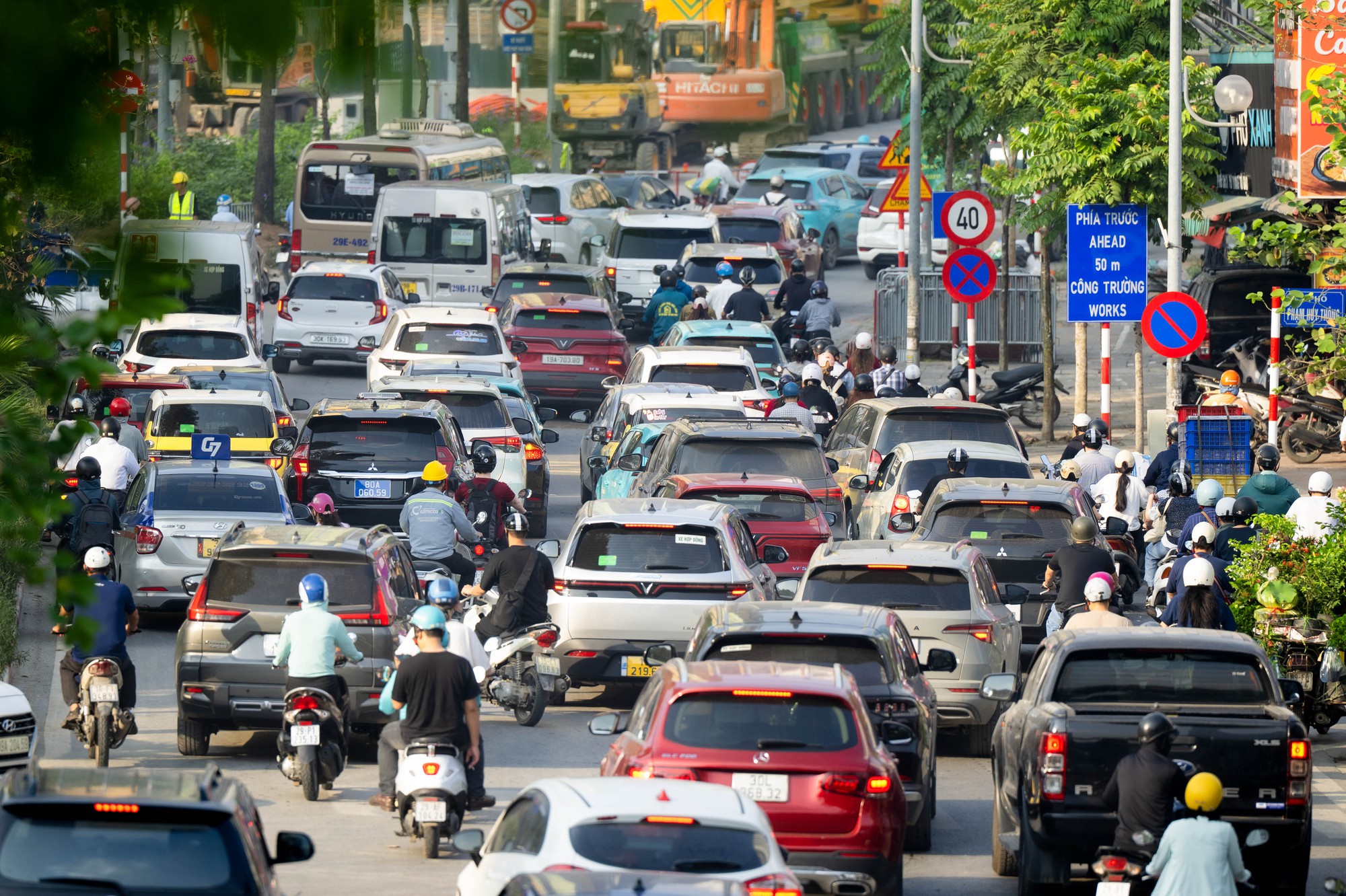 Cảnh tượng tại n&uacute;t giao La Th&agrave;nh - Nguyễn Ch&iacute; Thanh (H&agrave; Nội) trong s&aacute;ng ng&agrave;y 1/6- Ảnh 10.