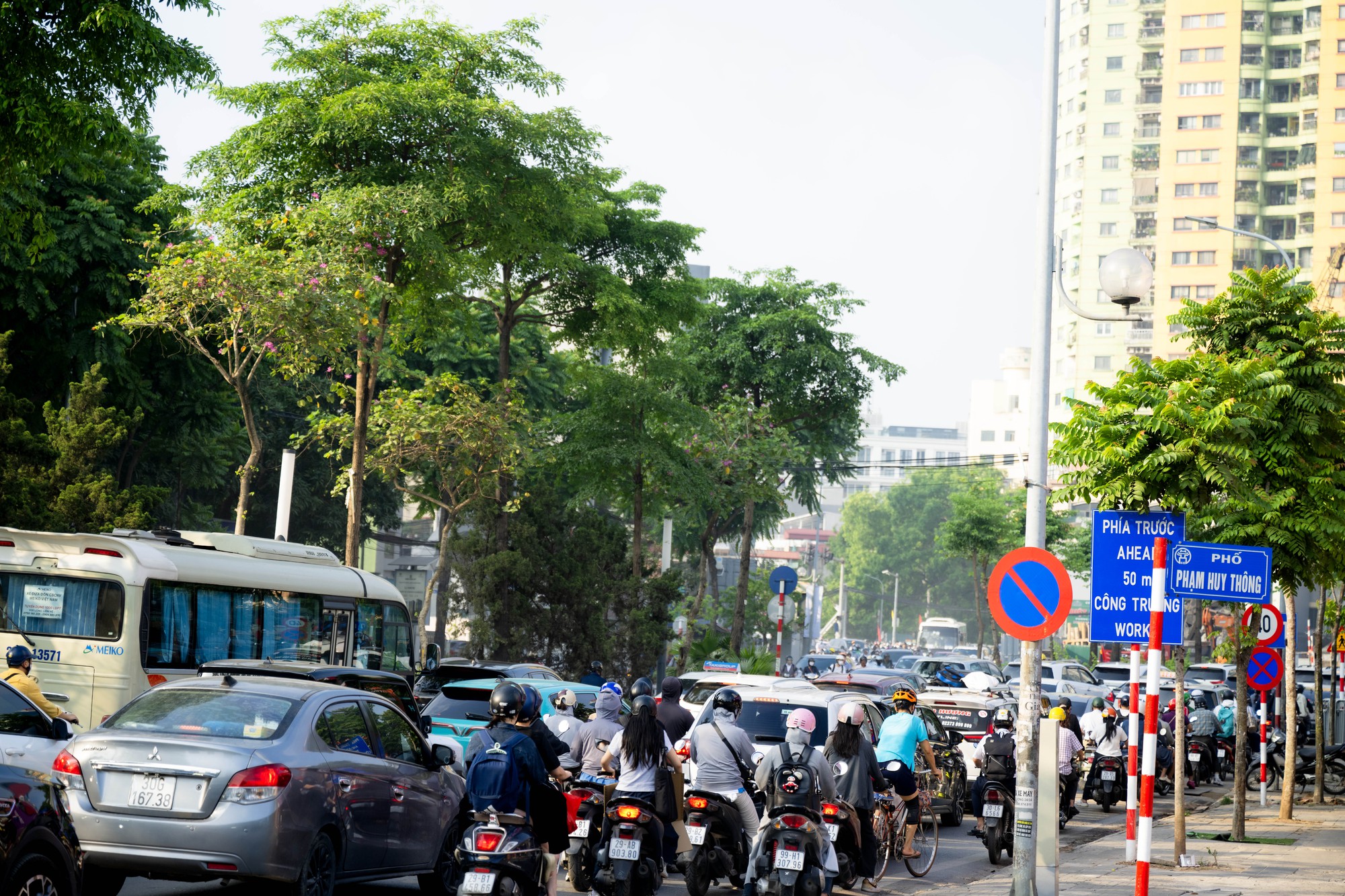 Cảnh tượng tại n&uacute;t giao La Th&agrave;nh - Nguyễn Ch&iacute; Thanh (H&agrave; Nội) trong s&aacute;ng ng&agrave;y 1/6- Ảnh 9.