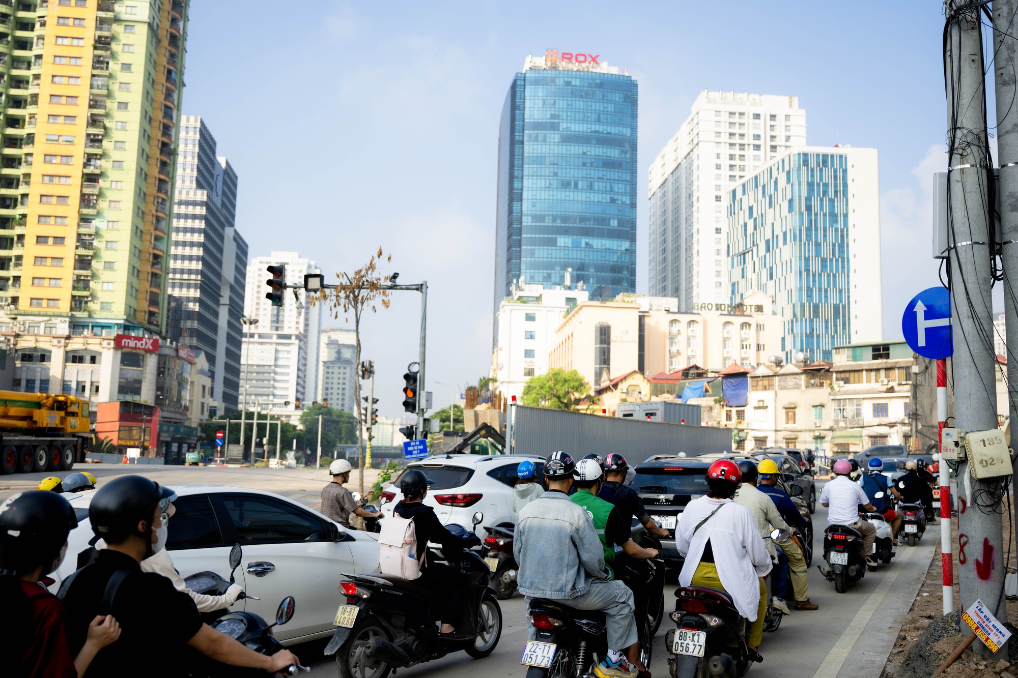Cảnh tượng tại n&uacute;t giao La Th&agrave;nh - Nguyễn Ch&iacute; Thanh (H&agrave; Nội) trong s&aacute;ng ng&agrave;y 1/6- Ảnh 8.