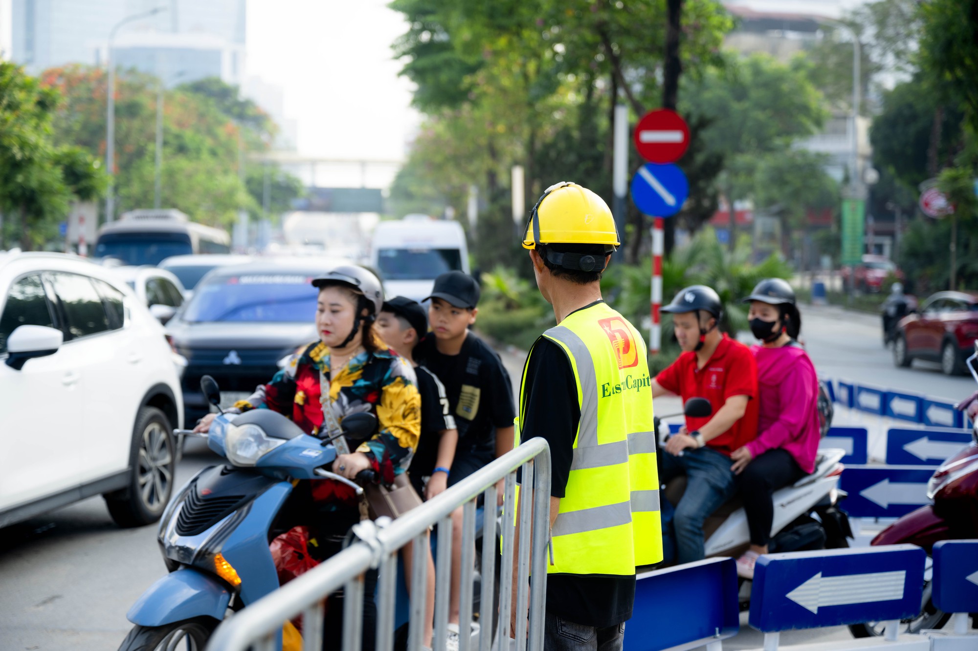 Cảnh tượng tại n&uacute;t giao La Th&agrave;nh - Nguyễn Ch&iacute; Thanh (H&agrave; Nội) trong s&aacute;ng ng&agrave;y 1/6- Ảnh 14.