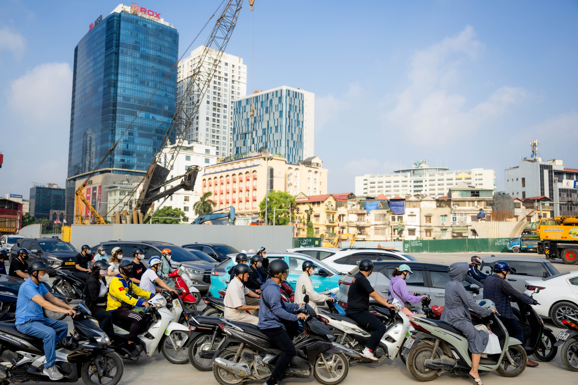 Cảnh tượng tại n&uacute;t giao La Th&agrave;nh - Nguyễn Ch&iacute; Thanh (H&agrave; Nội) trong s&aacute;ng ng&agrave;y 1/6- Ảnh 11.