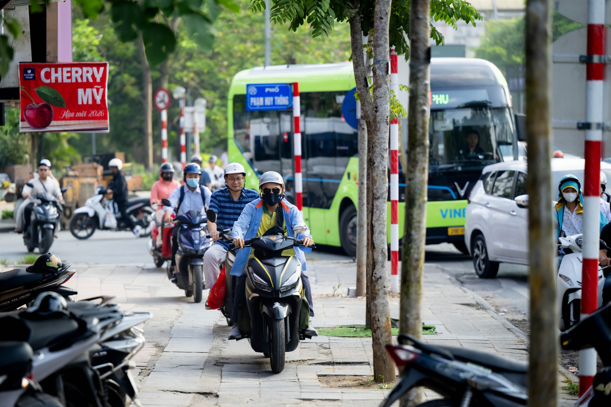 Cảnh tượng tại n&uacute;t giao La Th&agrave;nh - Nguyễn Ch&iacute; Thanh (H&agrave; Nội) trong s&aacute;ng ng&agrave;y 1/6- Ảnh 3.